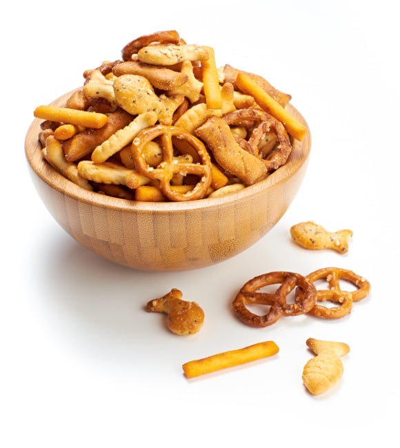 Hölzerne Schale mit Snack-Mix